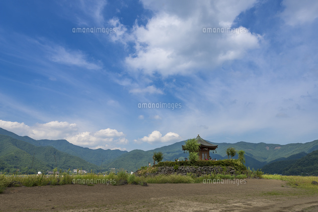 干上がった湖底の波打ち際から六角堂(河口湖)
(c)Yutaka Isayama/a.collectionRF