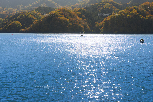 秋の相模湖 湖面と対岸の紅葉
(c)Yutaka Isayama/a.collectionRF