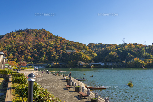 秋の相模湖 湖岸と嵐山と嵐山洞門
(c)Yutaka Isayama/a.collectionRF