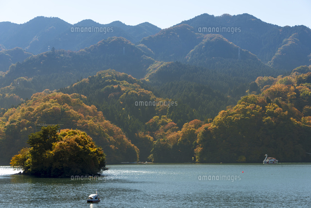 秋の相模湖 丸山(手前)と対岸の「ふるさとの森」
(c)Yutaka Isayama/a.collectionRF
