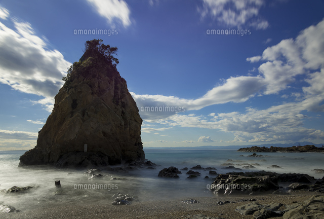 立石と海岸(スローシャッター)
(c)Yutaka Isayama/a.collectionRF