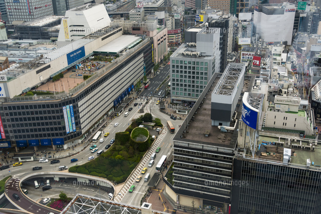 新宿駅西口・京王デパート前
(c)Yutaka Isayama/a.collectionRF