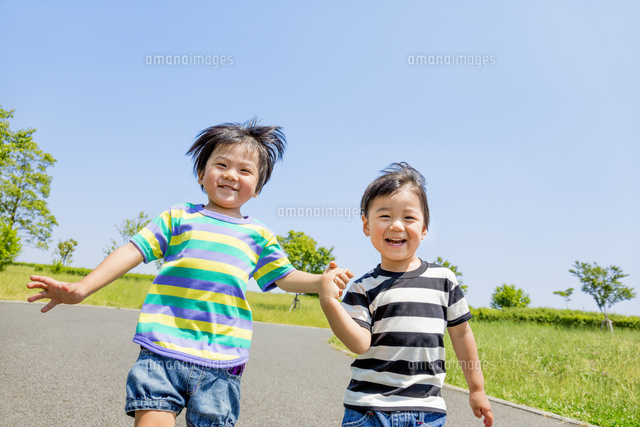 公園を手をつないで走る男の子たち
(c)RYOHEI SATO/a.collectionRF