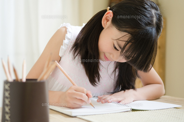 鉛筆を持って勉強をしている女の子
(c)Emi Komagata/a.collectionRF