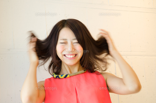 髪をくしゃくしゃにしている女性
(c)Emi Komagata/a.collectionRF