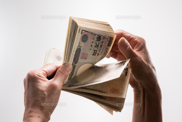 1万円札を数える
(c)Hiroshi Murakami/a.collectionRF
