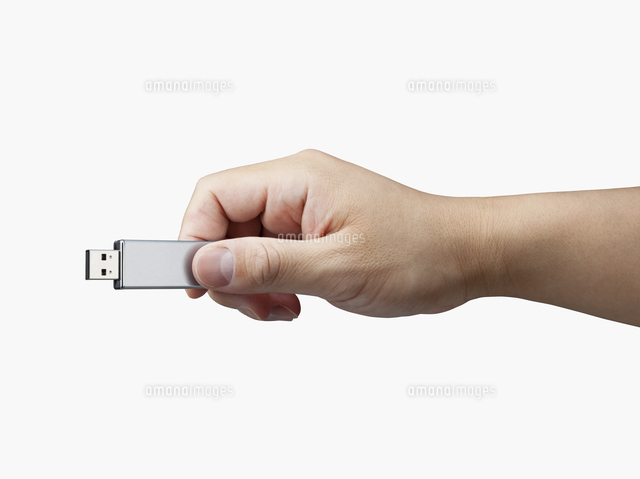 USBメモリーを持つ手
(c)dkey/a.collectionRF