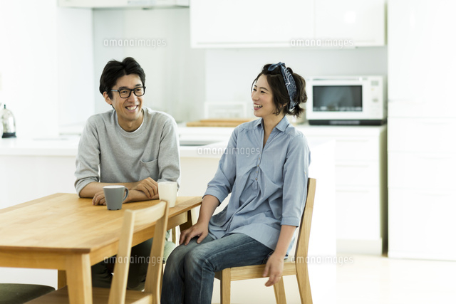 テーブルに座る夫婦
(c)RYO