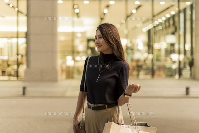 ショッピングをする若い女性
(c)RYO