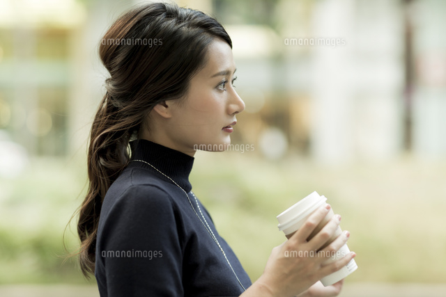 コーヒーを持つビジネスウーマン
(c)RYO