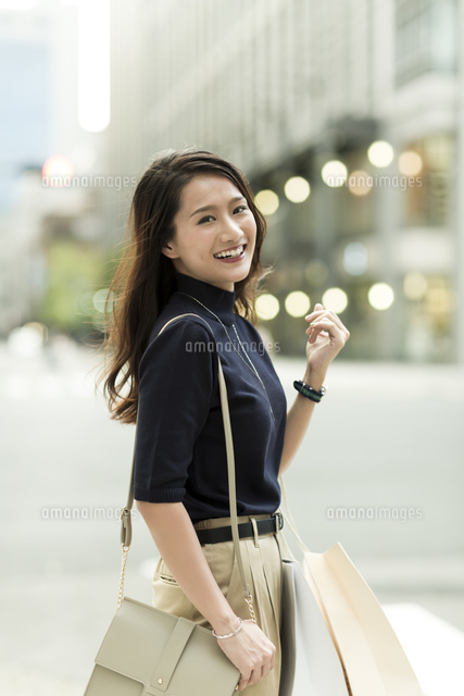 ショッピングバッグを持つ若い女性
(c)RYO