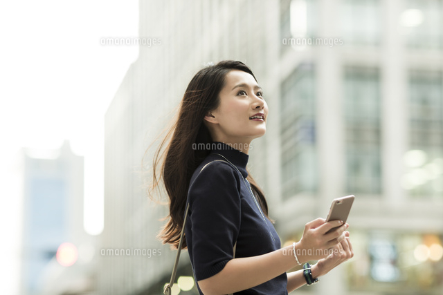 スマートフォンを持つ若い女性
(c)RYO
