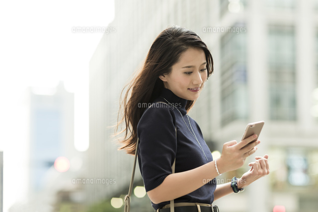 スマートフォンを見る若い女性
(c)RYO