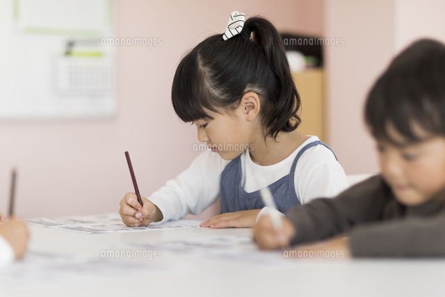 教室で勉強をする子供たち
(c)RYO