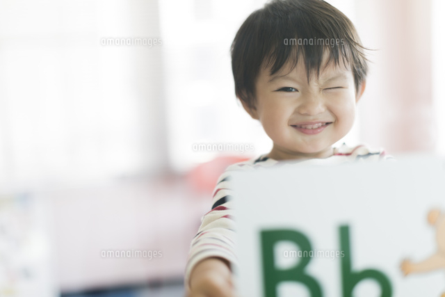 アルファベットのカードを持つ男の子
(c)RYO