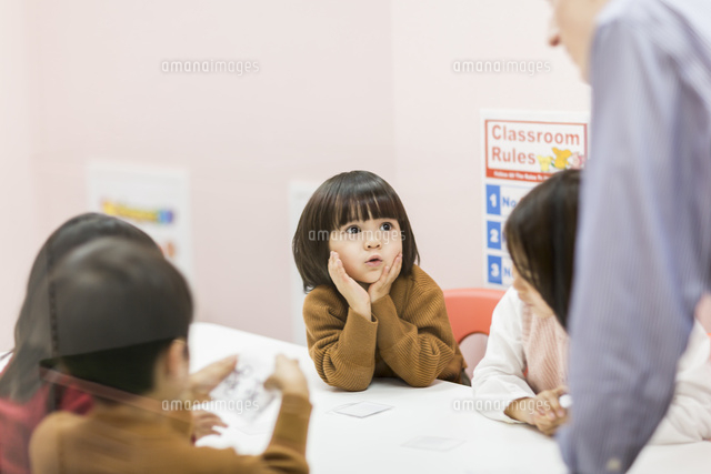 教室で授業を受ける子供たち
(c)RYO