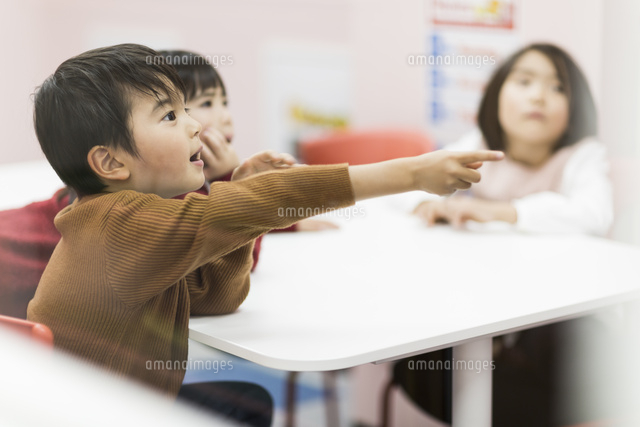教室で授業を受ける子供たち
(c)RYO