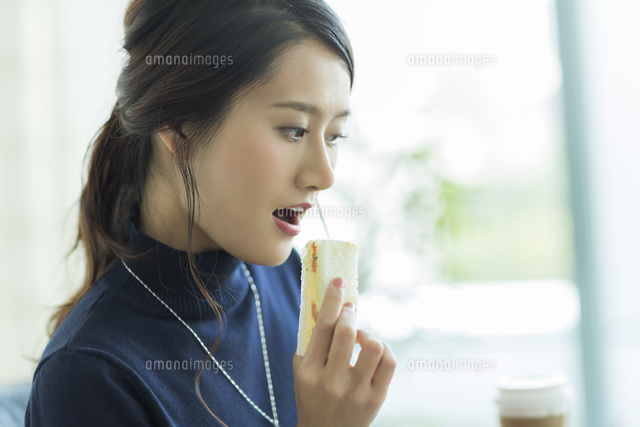 ランチを食べるビジネスウーマン
(c)RYO