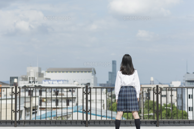 屋上に立つ女子学生の後姿
(c)RYO