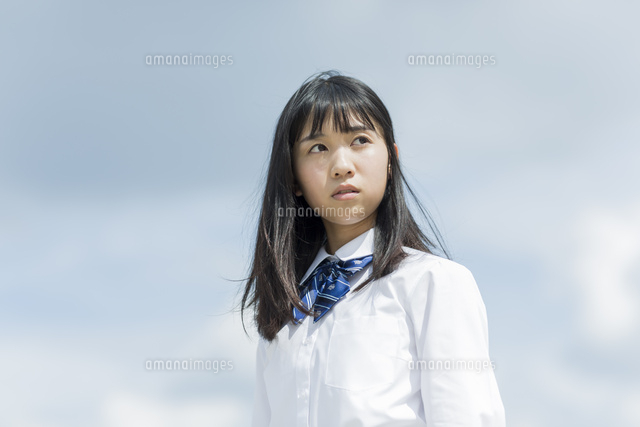遠くを見つめる女子学生
(c)RYO