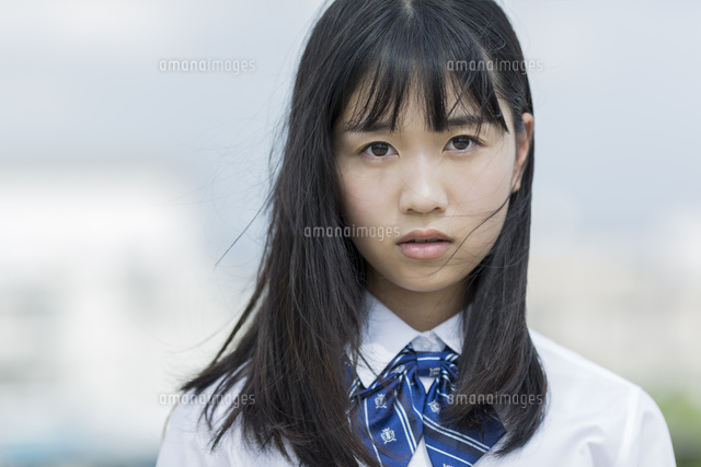 真剣な表情の女子学生
(c)RYO
