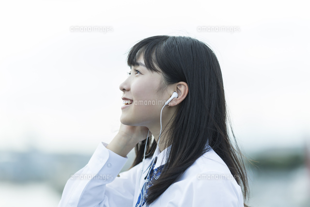 イヤホンで音楽を聴く女子学生
(c)RYO