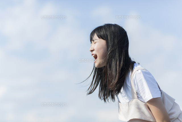叫ぶ女の子
(c)RYO