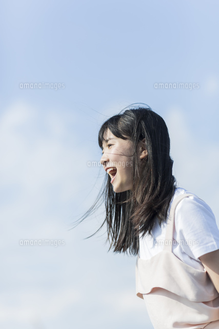 叫ぶ女の子
(c)RYO