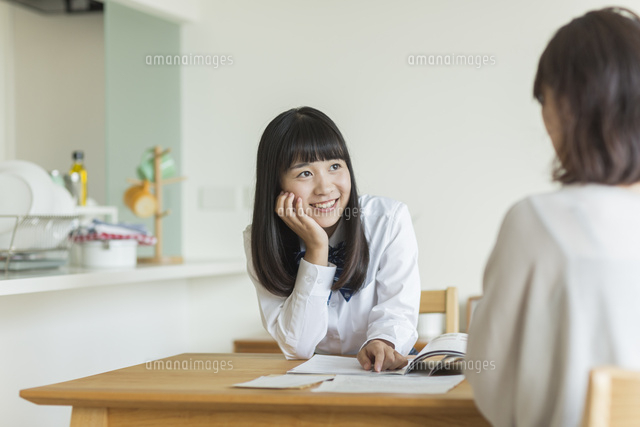 テーブルで資料を見ながら会話をする母娘
(c)RYO