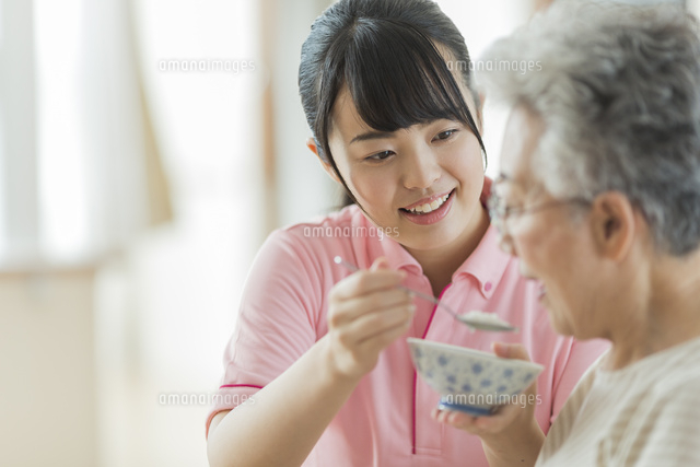 食事介助をする女性介護士
(c)RYO