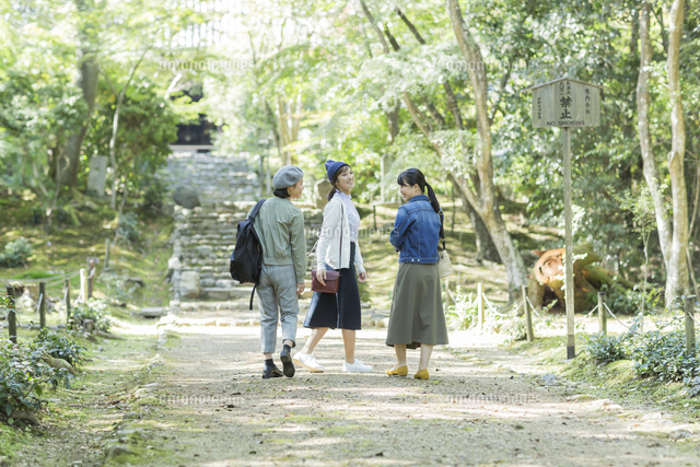 参道を歩く3人の女性
(c)RYO
