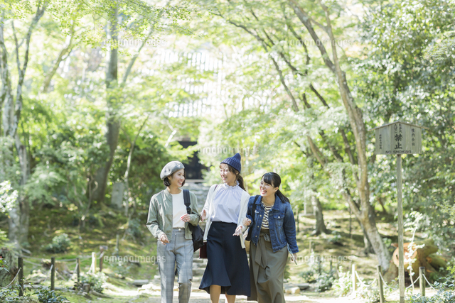 参道を歩く3人の女性
(c)RYO