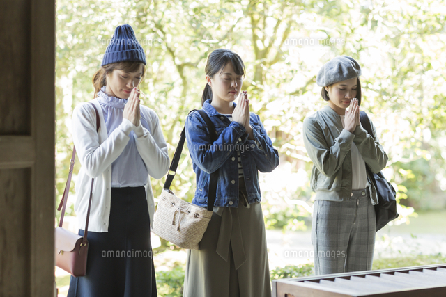寺院でお参りをする3人の女性
(c)RYO