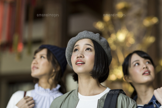 寺院を観光する3人の女性
(c)RYO
