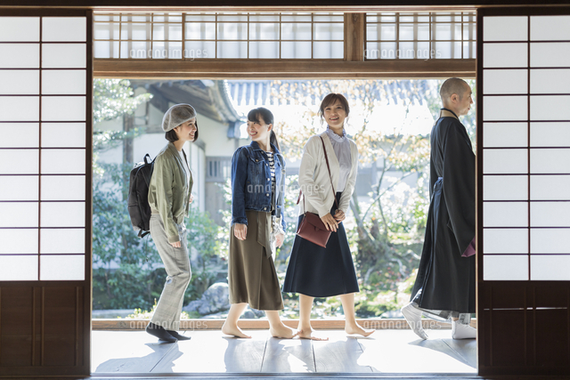 寺院を案内する住職と3人の女性
(c)RYO