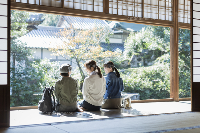 縁側に座る3人の女性
(c)RYO