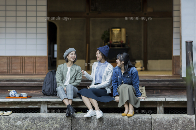 縁側に座る3人の女性
(c)RYO