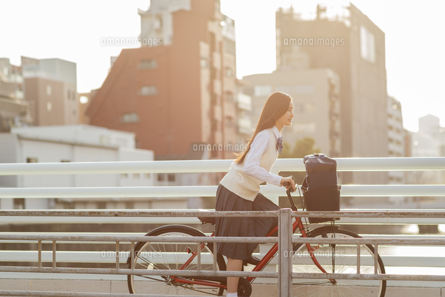 自転車に乗る女子学生
(c)RYO