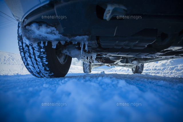 雪道の路面とタイヤ
(c)JAPACK/a.collectionRF