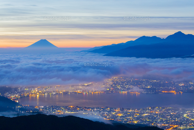 高ボッチ高原より雲海の街灯りと富士山
(c)JAPACK/a.collectionRF