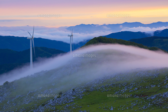 四国カルストと霧の山並み夕景
(c)JAPACK/a.collectionRF