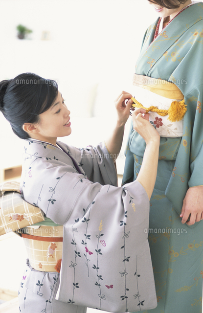 着付けをする女性2人
(c)Shinya Sasaki/a.collectionRF