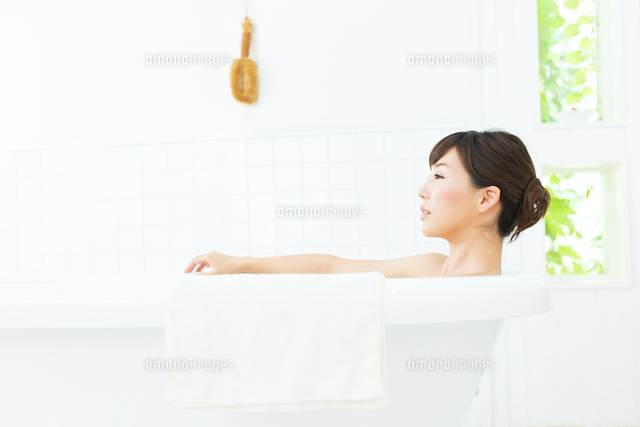 入浴中の若い女性
(c)forty-one/a.collectionRF