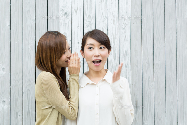 内緒話をする若い女性
(c)forty-one/amanaimagesRF