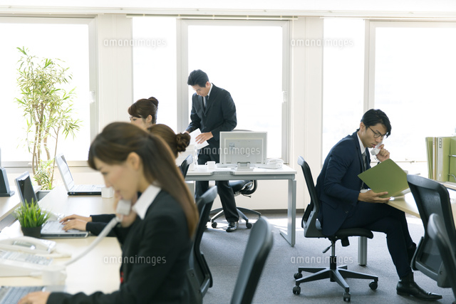オフィスで働く人達
(c)forty-one/amanaimagesRF