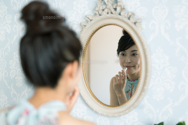鏡の前で口紅をつける女性
(c)forty-one/amanaimagesRF