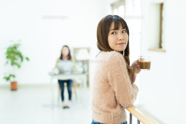 部屋で寛ぐ若い女性達
(c)forty-one/amanaimagesRF