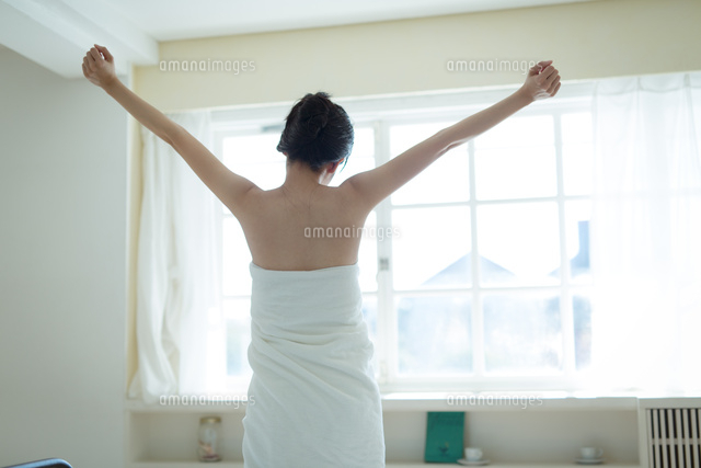 爽やかな朝の若い女性
(c)forty-one/amanaimagesRF