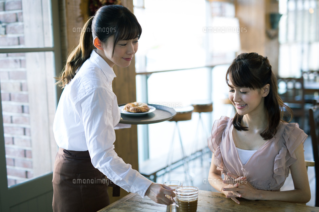 カフェで働く女性とお客
(c)forty-one/amanaimagesRF