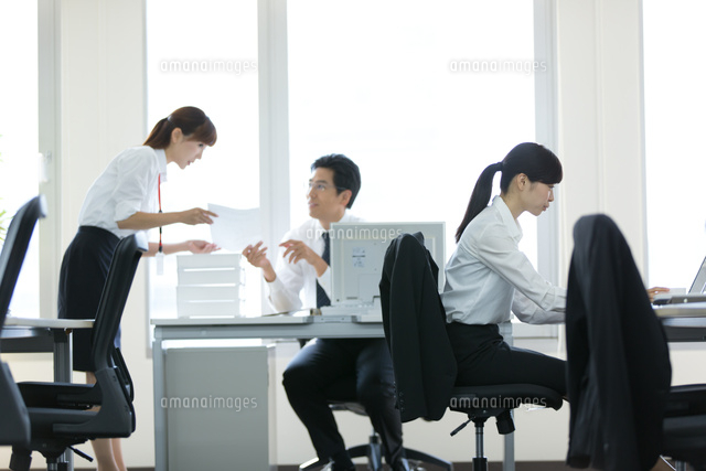 オフィスで働く会社員
(c)forty-one/amanaimagesRF